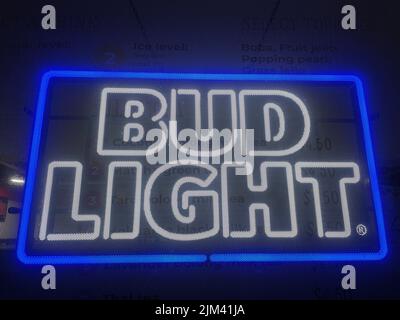 Augusta, GA USA - 04 27 22: Bud Light Neon signe la nuit Banque D'Images