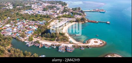 Vue aérienne de la jetée de Thong Sala, du bateau et de koh Tae Nai à koh Phangan, Thaïlande Banque D'Images