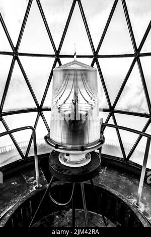 Une photo verticale en niveaux de gris de l'intérieur du phare de Cape en Floride Banque D'Images