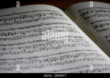 Un gros plan de notes de musique anciennes Banque D'Images