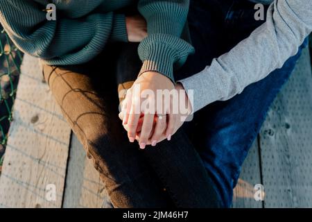 Un cliché en tête d'un couple tenant les autres mains Banque D'Images