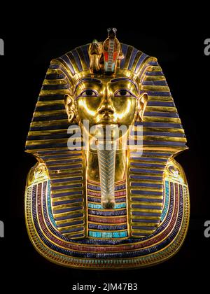 Masque funéraire d'un pharaon égyptien Toutankhamon isolé sur fond noir Banque D'Images