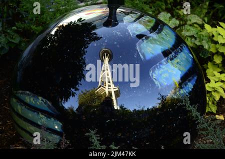 Une boule de verre reflétant la Space Needle à Seattle, Washington, États-Unis Banque D'Images