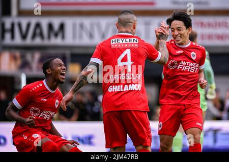 Michel Ange Balikwisha à Anvers, Radja Nainggolan à Anvers et Koji Miyoshi à Anvers célèbrent la fête après avoir obtenu leur score lors du match entre l'équipe belge de football Royal Antwerp FC RAFC et l'équipe norvégienne Lillestrom SK, le jeudi 04 août 2022, à Kjeller, en Norvège, Première étape du troisième tour de qualification de la Ligue des conférences de l'UEFA. BELGA PHOTO LAURIE DIEFFEMBACQ Banque D'Images