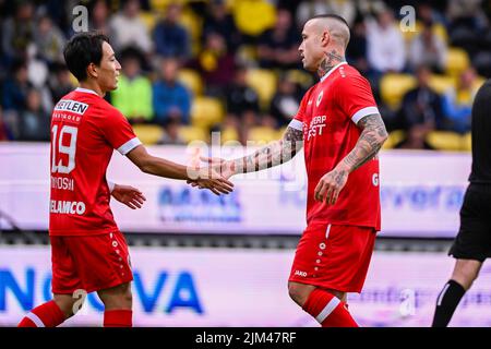 Koji Miyoshi d'Anvers et Radja Nainggolan d'Anvers célèbrent après avoir obtenu leur score lors du match entre l'équipe belge de football Royal Antwerp FC RAFC et l'équipe norvégienne Lillestrom SK, le jeudi 04 août 2022, à Kjeller, en Norvège, première étape du troisième tour de qualification du concours de la Ligue des conférences de l'UEFA. BELGA PHOTO LAURIE DIEFFEMBACQ Banque D'Images