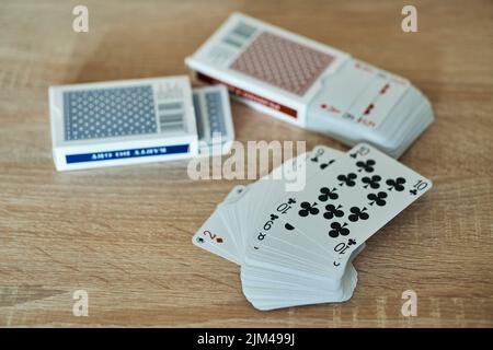 Un gros plan de deux jeux de cartes sur une table en bois Banque D'Images