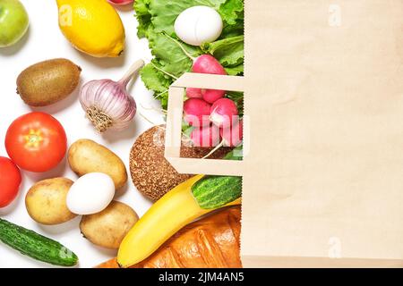 Fruits, légumes et produits dans un sac d'épicerie en papier Banque D'Images