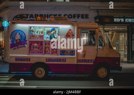 Un camion de glace rose à l'extérieur d'un bâtiment de New York Banque D'Images