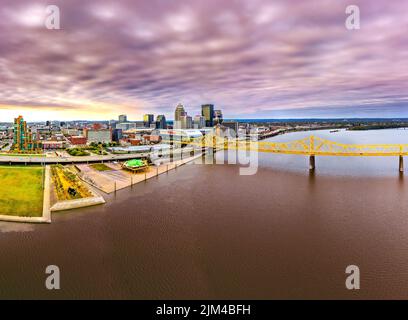 Un drone hypnotisant a tiré sur Louisville, Kentucky lors d'une journée de tempête avec des bâtiments et des espaces verts avec un ciel soyeux Banque D'Images