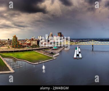 Un drone a tiré sur le Louisville, Kentucky par l'eau lors d'une journée de tempête avec des bâtiments et des espaces verts avec un ciel soyeux Banque D'Images