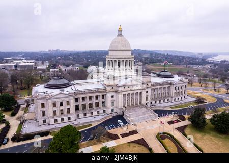 Photo aérienne du capitole de l'État de l'Arkansas à Little Rock, Arkansas, avec un ciel bleu ciel nuageux Banque D'Images