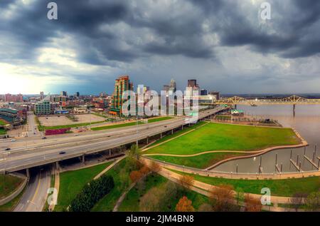 Un drone hypnotisant a tiré sur Louisville, Kentucky lors d'une journée de tempête avec des bâtiments et des espaces verts avec un ciel soyeux Banque D'Images