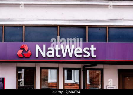 Dorking, Surrey Hills, Londres, Royaume-Uni, 30 juin 2022, NatWest High Street Retail Bank signer et logo sans personne Banque D'Images