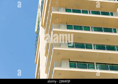 Les balcons spacieux de l'hôtel sont dans la ville avec un ciel bleu Banque D'Images