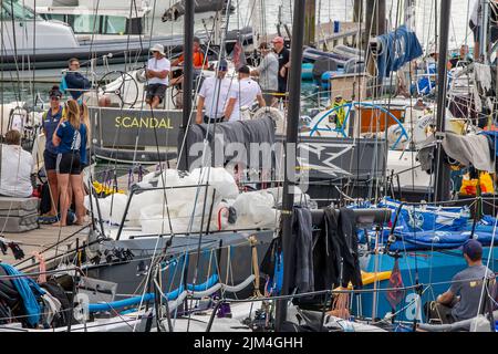 les équipages de cowes yacht haven attendant de commencer la course dans la semaine annuelle de cowes yachting ou régate de voile après un report en raison de vents légers, cowes Banque D'Images