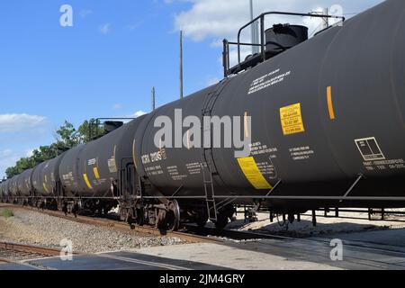 Bartlett, Illinois, États-Unis. Un train pétrolier canadien National qui surcroque un cros Banque D'Images