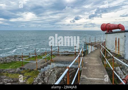 Une belle photo du Foghorn au phare de la pointe Ardnamurchan contre le ciel nuageux en Écosse, au Royaume-Uni Banque D'Images