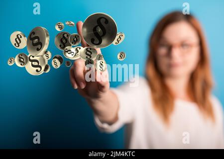 Une personne touche à l'écran avec des icônes de paragraphe d'illustration flottantes. Concept d'entreprise. Banque D'Images