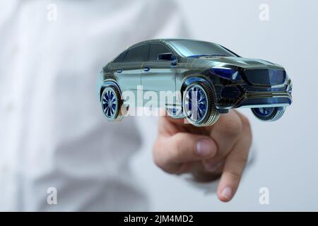 Un homme qui puise dans un rendu 3D d'une voiture holographique intelligente Banque D'Images