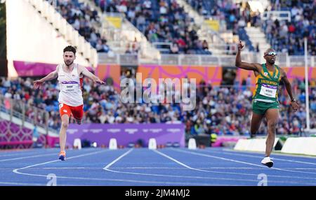 Le Zachary d'Angleterre Alexander Shaw (à gauche) rentre à la maison pour prendre l'argent derrière le gagnant de l'Afrique du Sud Ndodomzi Jonathan Ntutu lors de la finale hommes T11/12 100m au stade Alexander le septième jour des Jeux du Commonwealth 2022 à Birmingham. Date de la photo: Jeudi 4 août 2022. Banque D'Images