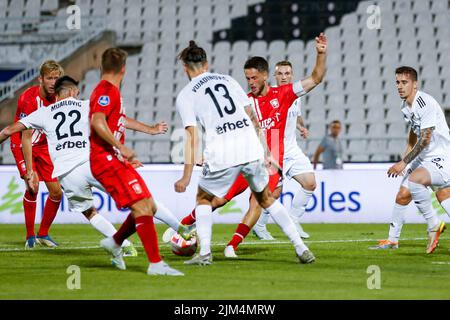 BELGRADE, SERBIE - AOÛT 4 : Ricky van Wolfswinkel (c) du FC Twente, Nikola Vujadinovic de FK Cukaricki lors du troisième match de qualification de la Ligue de la Conférence Europa de l'UEFA entre FK Cukaricki et le FC Twente au Stadion FK Partizan on 4 août 2022 à Belgrade, Serbie (photo de Nicola Krstic/Orange Pictures) Banque D'Images