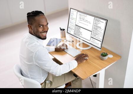 Codeur afro-américain utilisant l'ordinateur au bureau. Développeur Web Banque D'Images