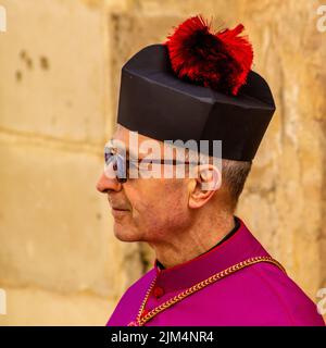 Monseigneur de la cathédrale Mdina Mdina Métropolitaine portant le birremtum Banque D'Images