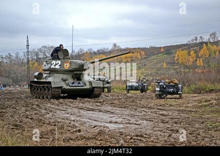 Réservoir t-34 au sol. Reconstruction militaire consacrée à la ville de Kiev libre des troupes nazies pendant la Seconde Guerre mondiale à Kiev, Ukraine. Banque D'Images