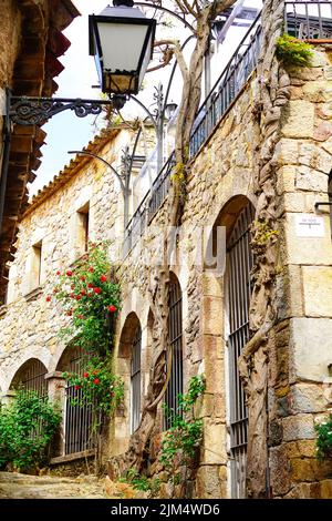 Petite rue de la vieille ville de Tossa de mar, CostaBrava, Espagne Banque D'Images