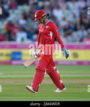 Sophia Dunkley, de l'Angleterre, quitte le terrain après avoir reçu son cricket pris par Amelia Kerr, de Nouvelle-Zélande, lors du match entre l'Angleterre et la Nouvelle-Zélande au stade Edgbaston le septième jour des Jeux du Commonwealth de 2022 à Birmingham. Date de la photo: Jeudi 4 août 2022. Banque D'Images