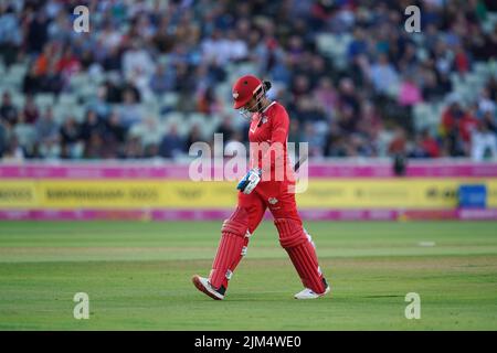 Sophia Dunkley, de l'Angleterre, quitte le terrain après avoir reçu son cricket pris par Amelia Kerr, de Nouvelle-Zélande, lors du match entre l'Angleterre et la Nouvelle-Zélande au stade Edgbaston le septième jour des Jeux du Commonwealth de 2022 à Birmingham. Date de la photo: Jeudi 4 août 2022. Banque D'Images