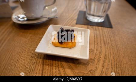 Dessert japonais composé de pâte de haricots rouges et de café Banque D'Images