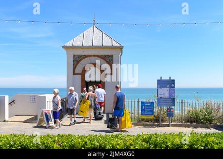 holiday makers prenant l'ascenseur vers Viking Bay, Broadescaliers, Kent, Angleterre, Royaume-Uni Banque D'Images