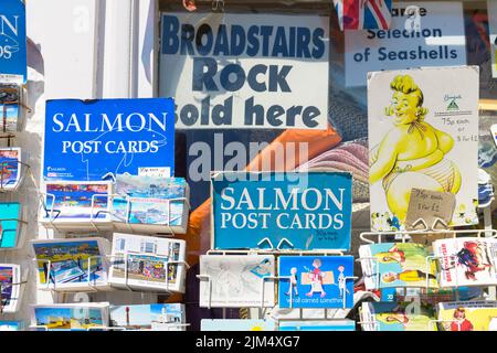 Carte postale britannique traditionnelle des vacances en bord de mer à l'extérieur de la boutique en bord de mer - Angleterre, Royaume-Uni Banque D'Images