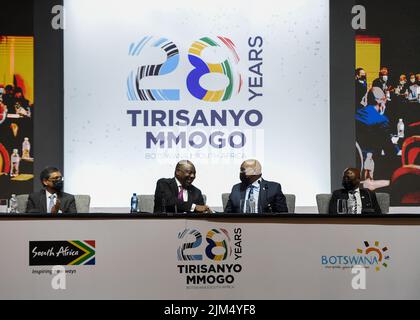 Gaborone, Botswana. 4th août 2022. Le Président Cyril Ramaphosa (2nd L) d'Afrique du Sud et le Président Mokgweetsi Masisi (2nd R) du Botswana assistent à la Table ronde du Forum des affaires Botswana-Afrique du Sud à Gaborone, Botswana, le 4 août 2022. Le Président Mokgweetsi Masisi, du Botswana, a déclaré jeudi que le pays d'Afrique australe continue de travailler sans relâche pour améliorer les exportations vers l'Afrique du Sud. Credit: Tshekiso Tebalo/Xinhua/Alay Live News Banque D'Images