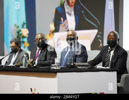 Gaborone, Botswana. 4th août 2022. Le Président Cyril Ramaphosa (2nd L) d'Afrique du Sud et le Président Mokgweetsi Masisi (2nd R) du Botswana assistent à la Table ronde du Forum des affaires Botswana-Afrique du Sud à Gaborone, Botswana, le 4 août 2022. Le Président Mokgweetsi Masisi, du Botswana, a déclaré jeudi que le pays d'Afrique australe continue de travailler sans relâche pour améliorer les exportations vers l'Afrique du Sud. Credit: Tshekiso Tebalo/Xinhua/Alay Live News Banque D'Images