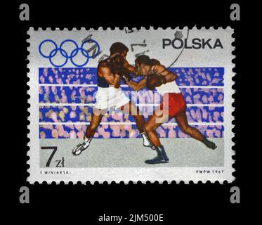 Boxeurs sur l'anneau olympique consacré aux Jeux Olympiques de 19th (Mexico, 1968), vers 1967. Annulé timbre post vintage imprimé en Pologne isolé Banque D'Images