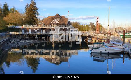 Royal Vancouver Yacht club au port Banque D'Images