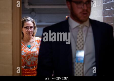 Washington, Vereinigte Staaten. 04th août 2022. Le sénateur américain Kyrsten Sinema (démocrate de l'Arizona) arrive pour un vote au Capitole des États-Unis à Washington, DC, jeudi, 4 août 2022. Credit: Rod Lamkey/CNP/dpa/Alay Live News Banque D'Images