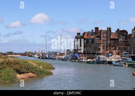 Vue sur le front de mer des bâtiments de Blakeney, dans le nord de Norfolk, et sur la rivière Glaven Banque D'Images