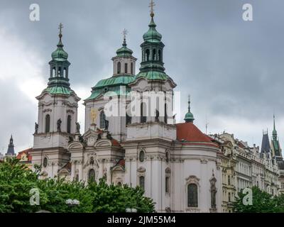 Vue panoramique sur l'église Saint-Nicolas dans la petite ville de Prague Banque D'Images