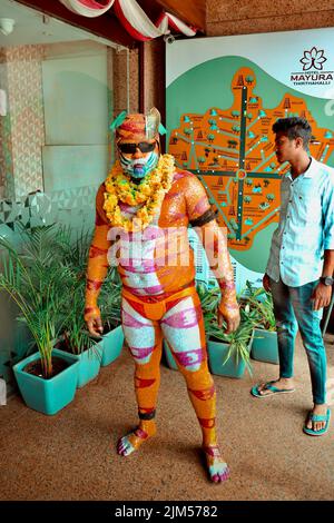 Un corps d'homme peint avec un dessin de tigre ou un motif dansant à l'occasion de Dasara ou Dussehra ou Navaratri dans la région malnad. Aussi appelé Huli Kunitha Banque D'Images