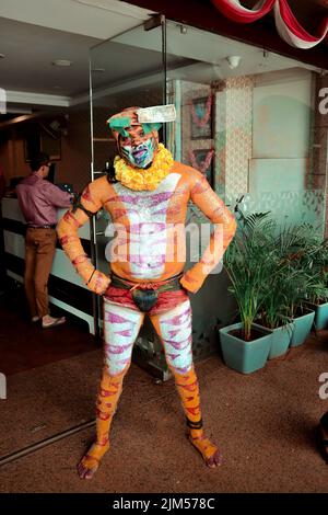 Un corps d'homme peint avec un dessin de tigre ou un motif dansant à l'occasion de Dasara ou Dussehra ou Navaratri dans la région malnad. Aussi appelé Huli Kunitha Banque D'Images