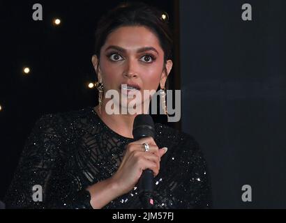 Mumbai, Inde. 04th août 2022. L'actrice Bollywood Deepika Padukone est vue à l'événement Gem and Jewelry Export promotion Council (GJEPC) à Mumbai. Les recettes de l'événement ont été remises à la fondation « Live Love Laugh » créée par l'actrice Deepika Padukone en 2015 pour sensibiliser le public à la santé mentale, réduire la stigmatisation associée à la maladie mentale et fournir des ressources crédibles en matière de santé mentale. (Photo par Ashish Vaishnav/SOPA Images/Sipa USA) crédit: SIPA USA/Alay Live News Banque D'Images