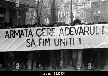 Bucarest, Roumanie, janvier 1990. Rassemblement sur la place de l'Université après la révolution roumaine de 1989. Les gens se rassembleraient tous les jours pour protester contre les anciens dirigeants communistes qui ont pris le pouvoir après la Révolution. La bannière dit «l'armée demande la vérité. Restez unis. » Banque D'Images
