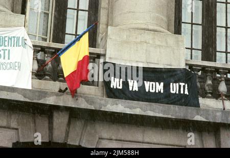 Bucarest, Roumanie, janvier 1990. Un tissu noir sur la place de l'Université dit "nous ne vous oublierons jamais", en référence aux martyrs de la révolution anticommuniste de décembre 1989. Banque D'Images