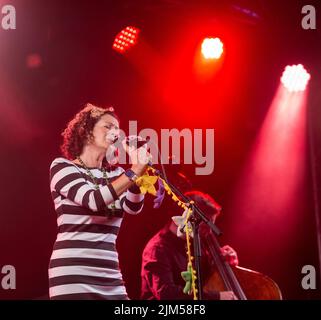 Sidmouth, le 4th août 2022 Kate Rusby fait la une des manchettes du projet de loi au Sidmouth Folk Festival, alors qu'elle célèbre 30 ans dans son rôle non officiel comme la Reine de la musique populaire britannique. Tony Charnock/Alay Live News Banque D'Images