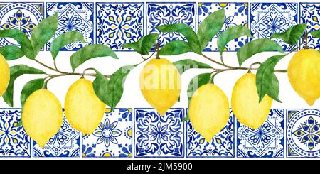 Aquarelle dessinée à la main bordure sans couture avec citrons jaunes d'agrumes, carreaux bleus blancs portugais azulejo. Cadre vintage lumineux de vacances d'été, fruits savoureux et mûres juteuses Banque D'Images