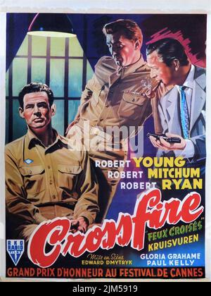 ROBERT RYAN ROBERT MITCHUM et ROBERT YOUNG in CROSSFIRE 1947 réalisateur EDWARD DMYTRYK roman Richard Brooks RKO radio Pictures Banque D'Images