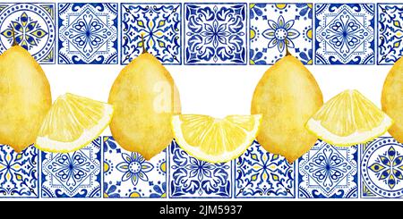 Aquarelle dessinée à la main bordure sans couture avec citrons jaunes d'agrumes, carreaux bleus blancs portugais azulejo. Cadre vintage lumineux de vacances d'été, fruits savoureux et mûres juteuses Banque D'Images